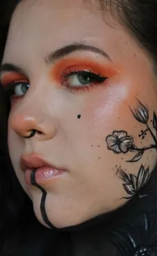 Ambre, maquillage graphique orange et noir