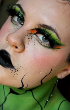 Ambre, maquillage vert et noir